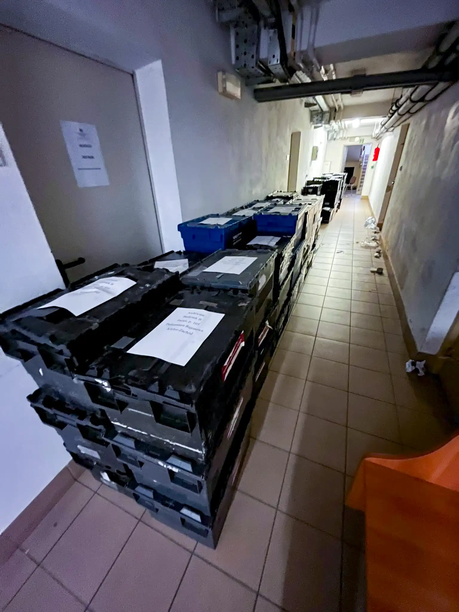 Pogrupowane i oznaczone pojemniki przygotowane do transportu