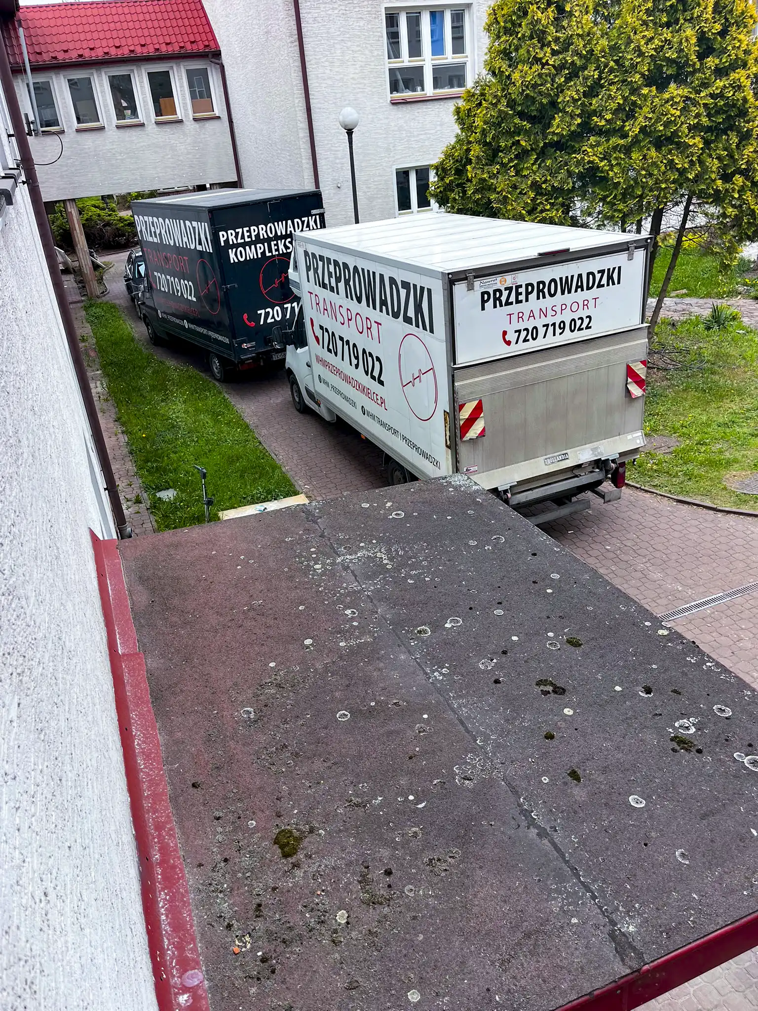 Samochody WHM podczas realizacji przy obiekcie instytucjonalnym
