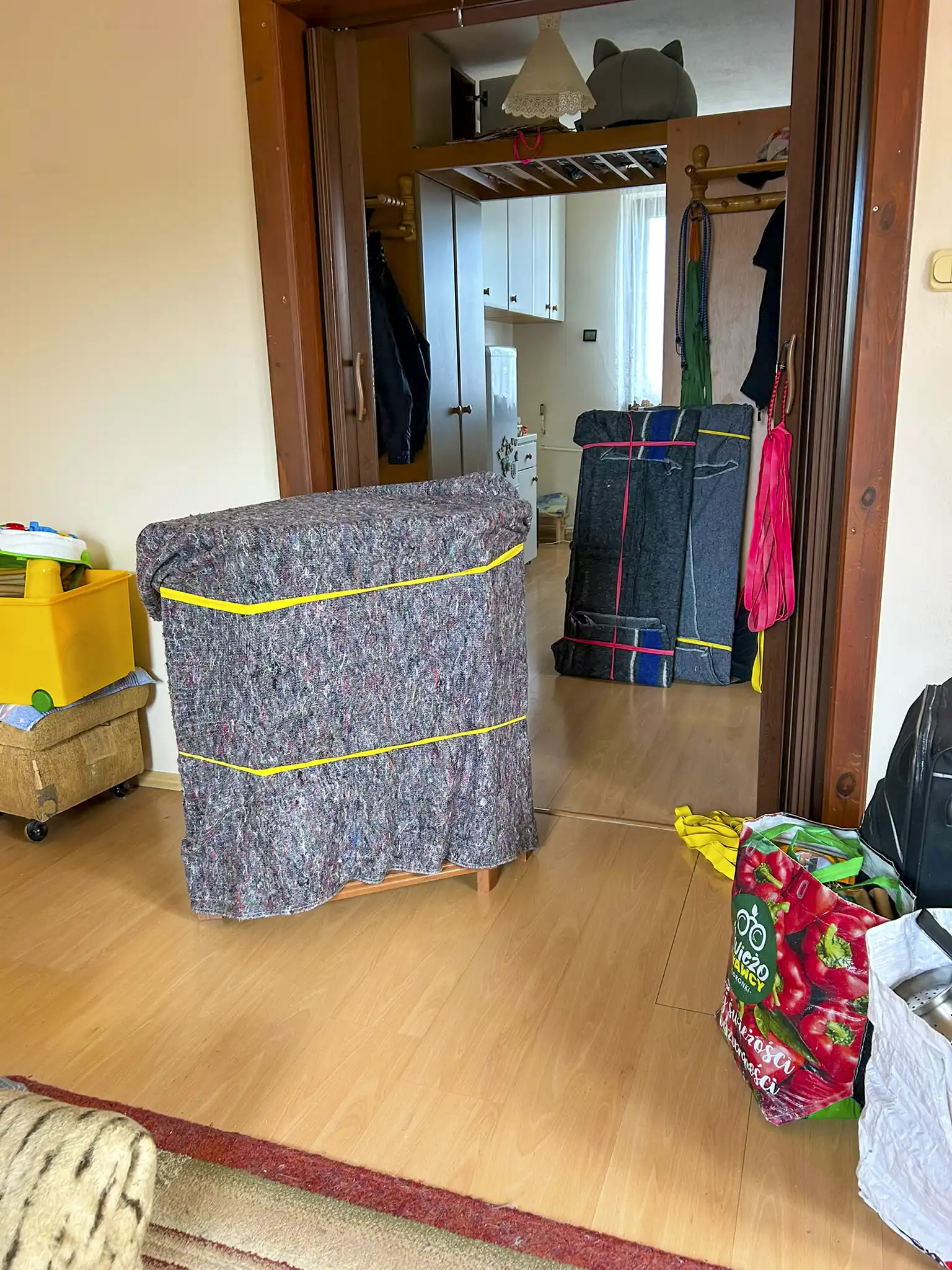 Zabezpieczone meble przygotowane do wyniesienia