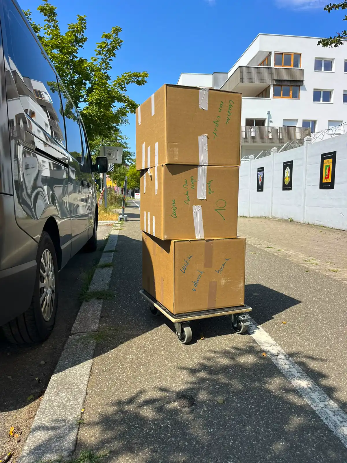 Kartony przeprowadzkowe ułożone i gotowe do pakowania