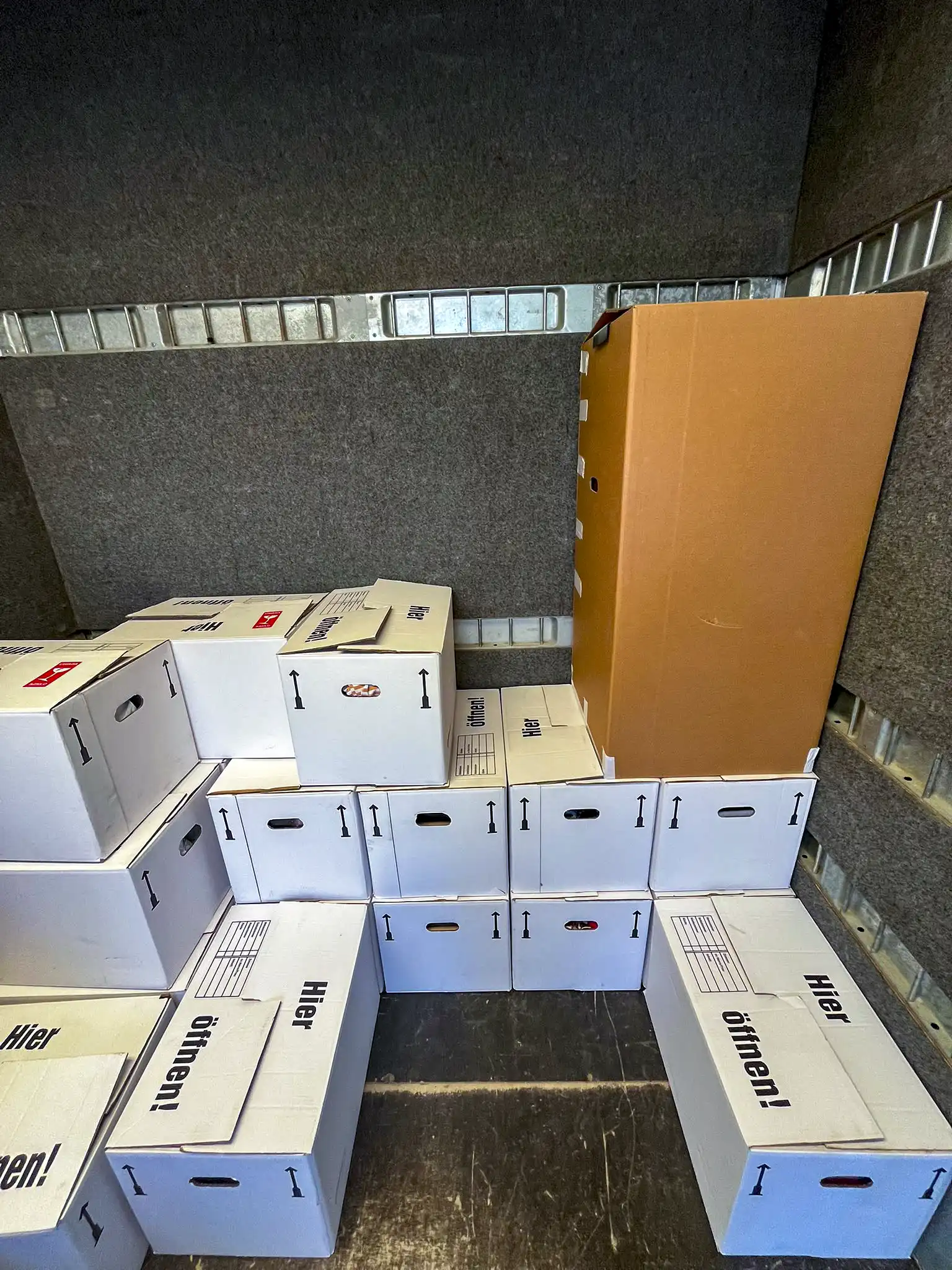 Oznaczone kartony przeprowadzkowe przygotowane do transportu