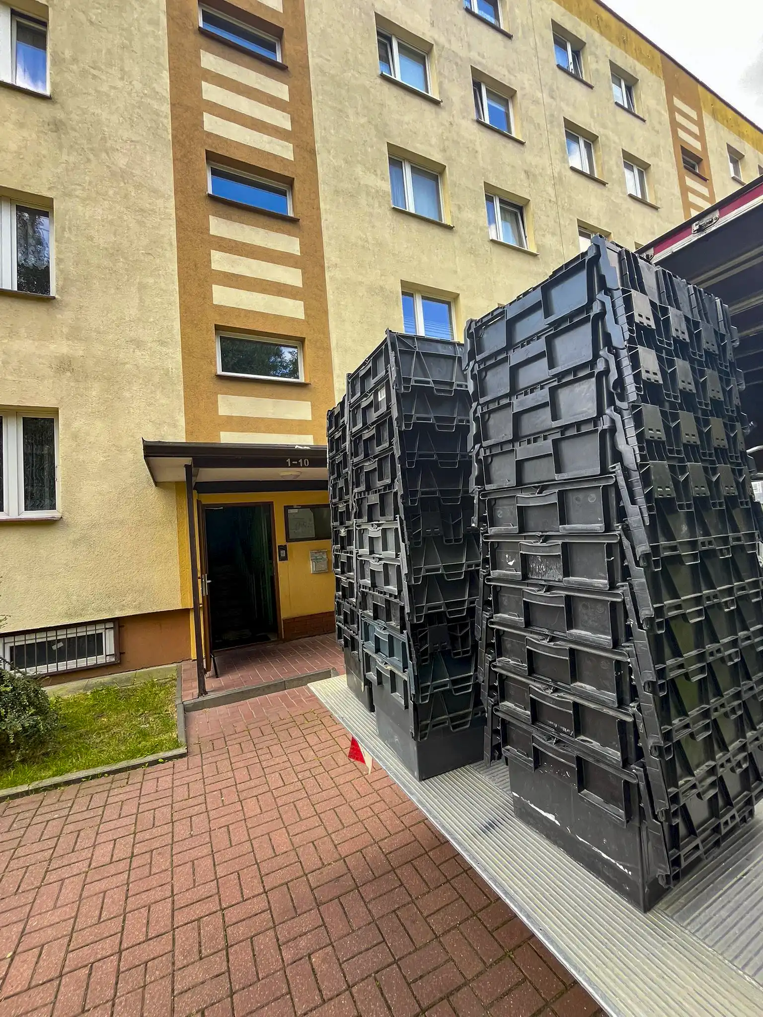 Pojemniki transportowe przygotowane do załadunku