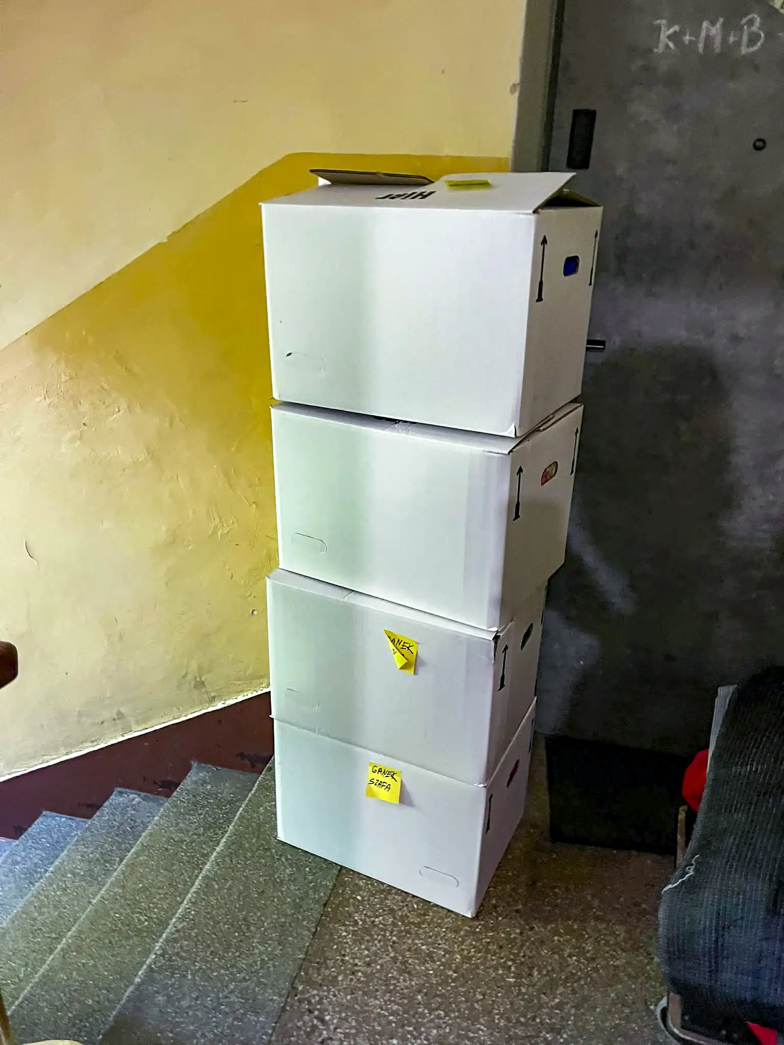 Oznaczone kartony przygotowane do transportu