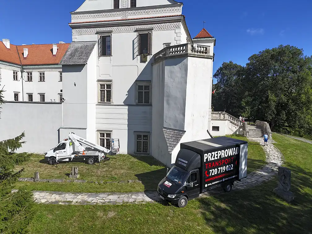Transport fortepianów w Zamku Szydłowieckich przez WHM