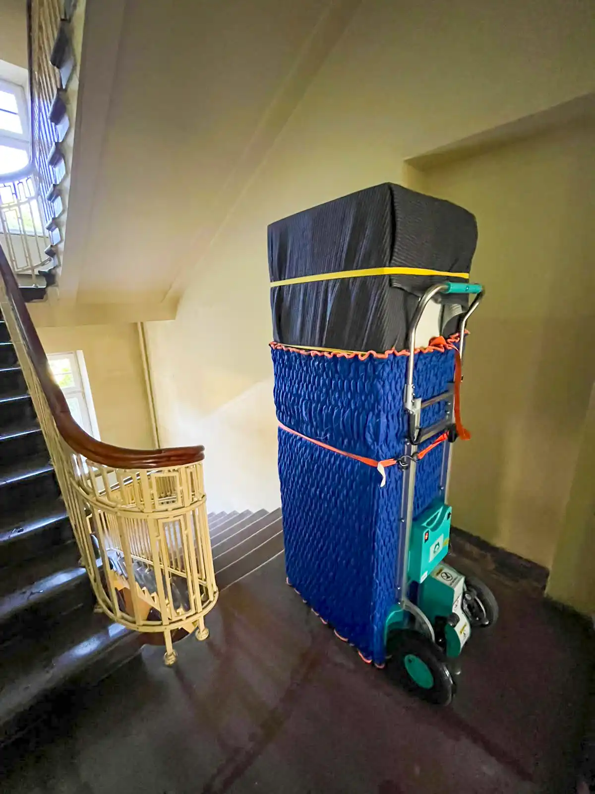 Zabezpieczona lodówka przygotowana do transportu przez WHM