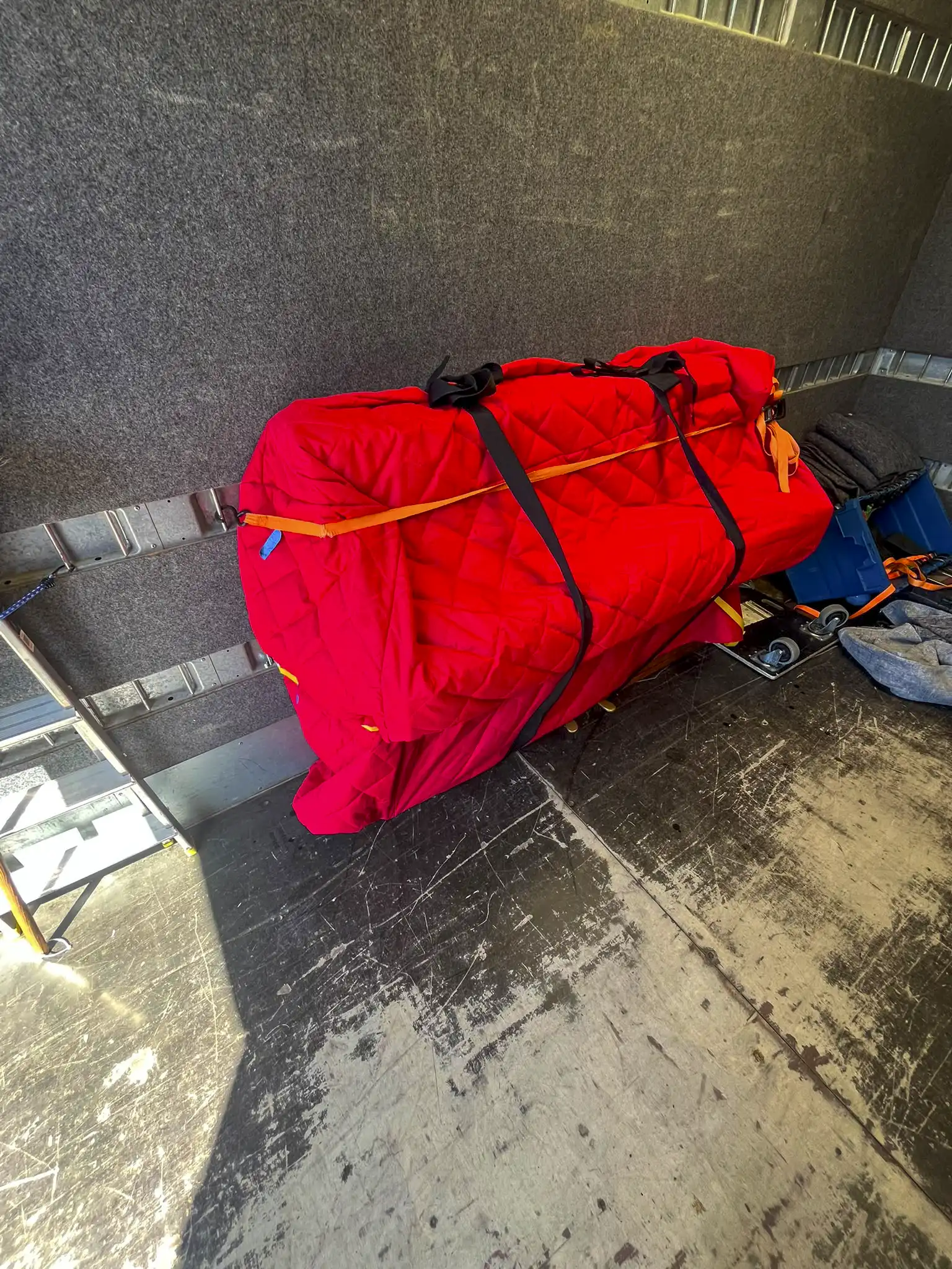 Instrument owinięty materiałem ochronnym podczas przygotowania do transportu